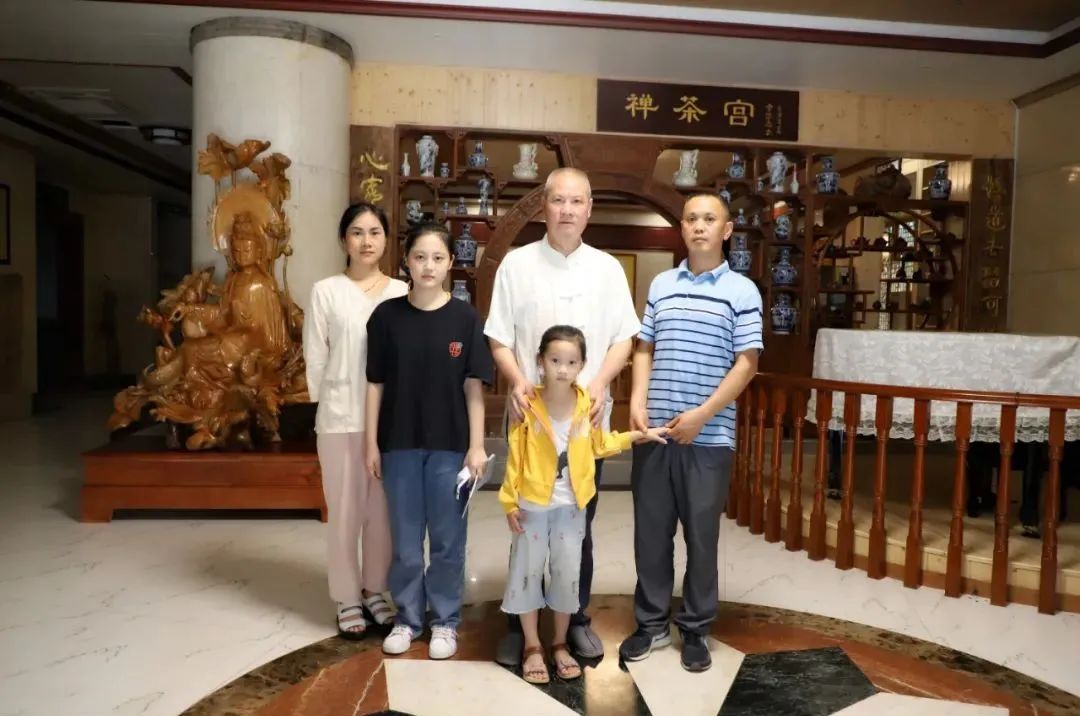 我們是父母實現(xiàn)心愿、寄托希望的神燈嗎？